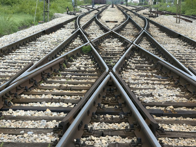 CFR anunță întârzieri la trenuri pe o rută feroviară populară, după producerea unei alunecări importante de teren