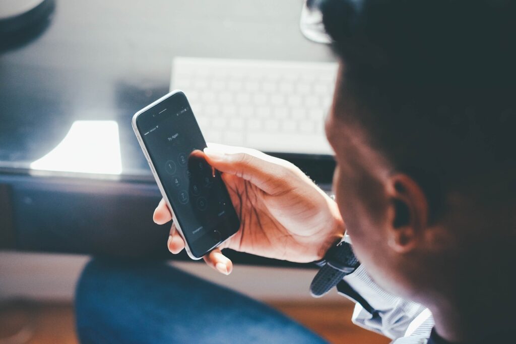 Abonamentele la telefonie, internet și cablu s-ar putea scumpi cu până la 12-13% anul viitor