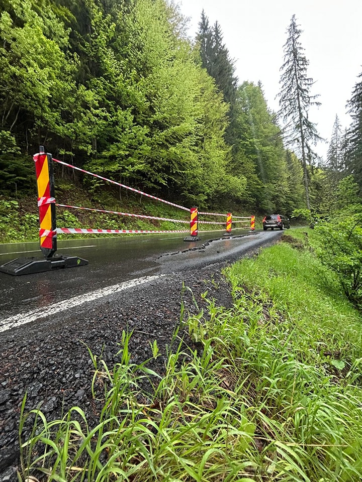 Traficul, afectat de ploi abundente. Circulație restricționată pe DN 13B, între Praid și Borzont, din cauza surpării acostamentului