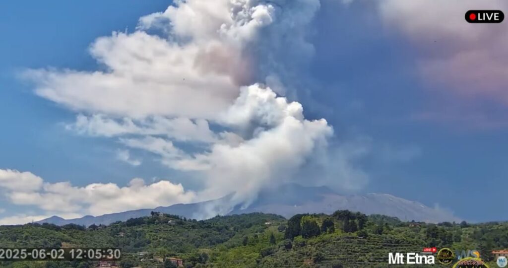O erupție vulcanică puternică în Sicilia: nor dens de cenușă și explozii continue (VIDEO)