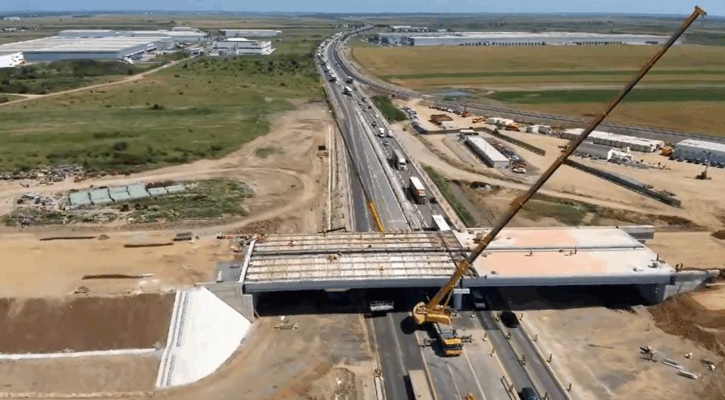 UMB trage tare pe tronsonul 4 al DEx12. A finalizat montarea grinzilor la pasajul peste A1. Când se leagă Craiova de Constanța (VIDEO)