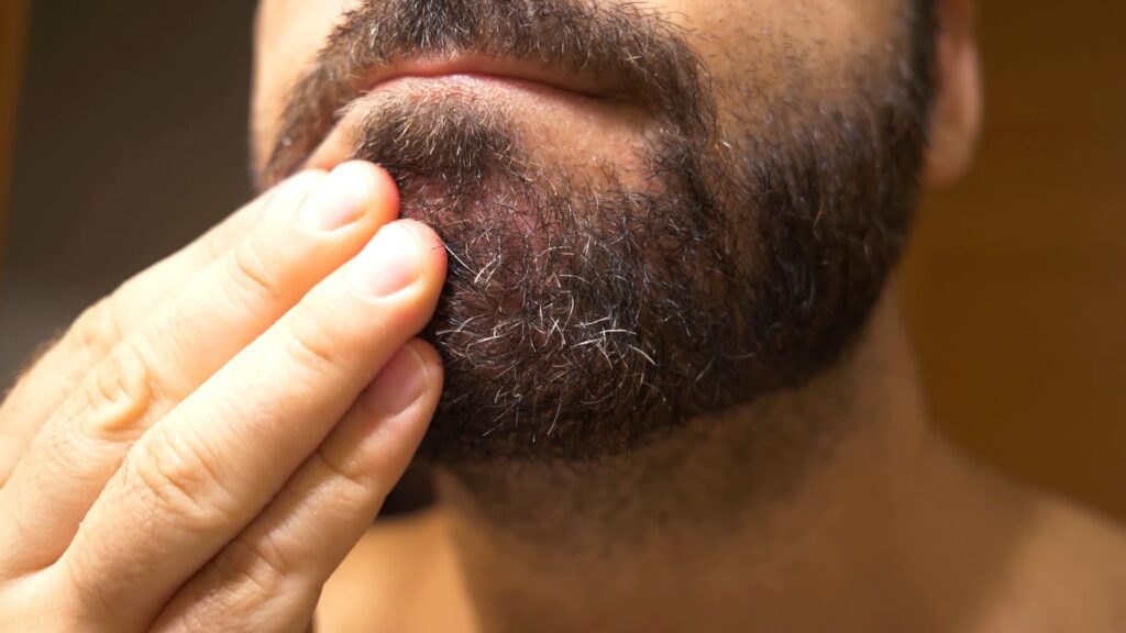 Descoperirea care le schimbă viața bărbaților. Barba, rezervor de bacterii. Conține mai mulți germeni decât o toaletă