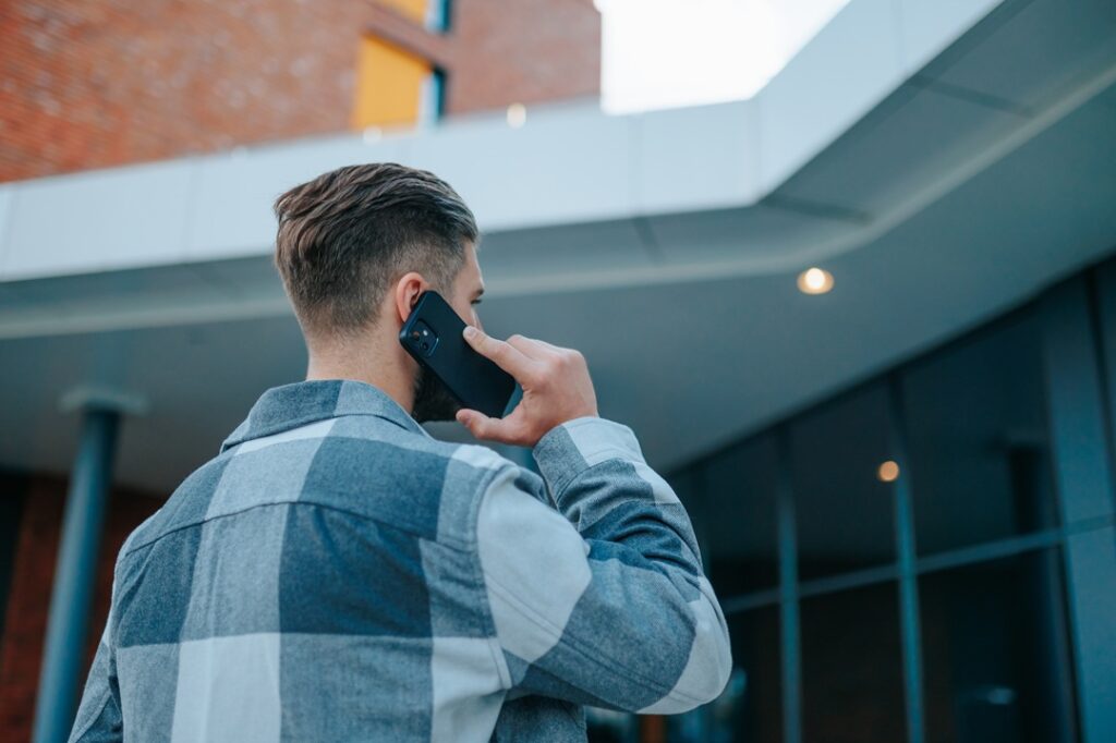Un bărbat din Alba, condamnat după ce a încălcat ordinul de protecție şi a cântat victimei melodie de dragoste, la telefon