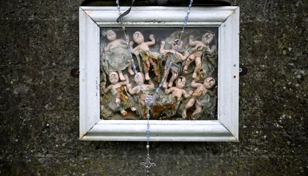 Descoperire tulburătoare în Irlanda. Au fost găsite rămășițele a 800 de bebeluși într-un azil condus de măicuțe, într-un mormânt comun