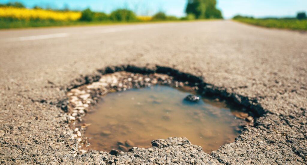 Groapa Primăriei: cum a încercat municipalitatea din Iaşi să scape de răspundere pentru o avarie auto, dar a fost demascată după 7 ani