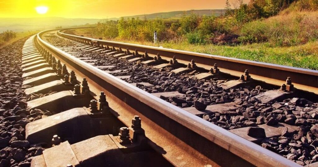Caniculă extremă și măsuri de siguranță pe calea ferată. Trenurile circulă cu viteză redusă