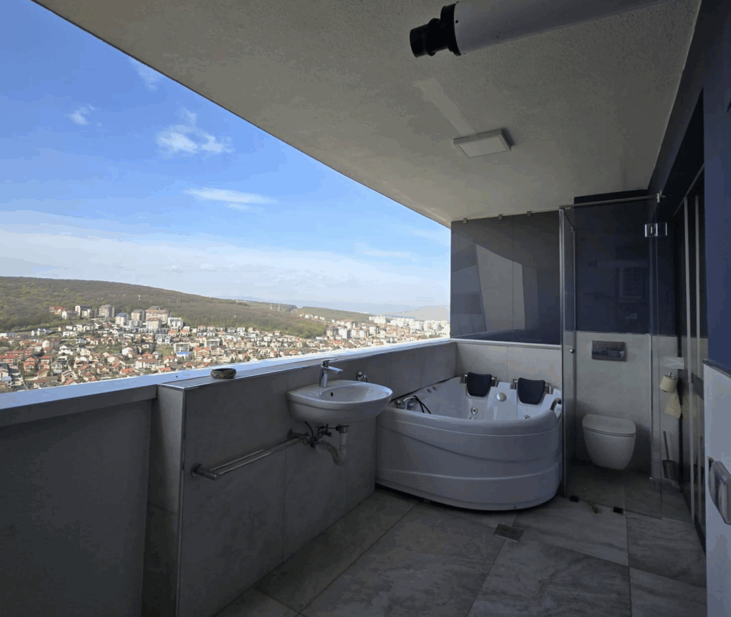 Noua modă: toaletă pe balcon. Apartamentul din Cluj care a făcut furori pe internet, liber pentru închiriere în perioada festivalului UNTOLD (VIDEO)