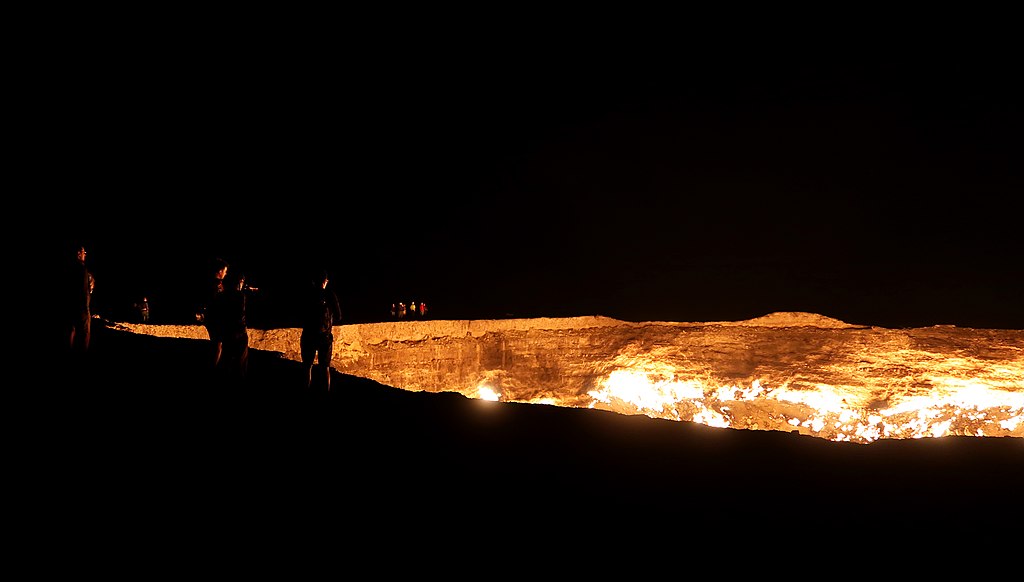 „Porțile Iadului” se închid după jumătate de secol: Turkmenistan reduce incendiul care a ars neîncetat 50 de ani