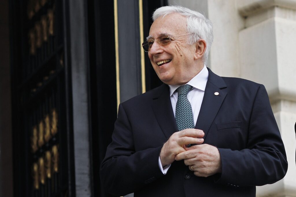 Salariul lui Mugur Isărescu l-a depăşit pe cel al lui Emmanuel Macron