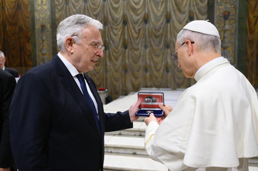 Mugur Isărescu, întâlnire cu Papa Leon al XIV-lea. Ce cadou i-a oferit