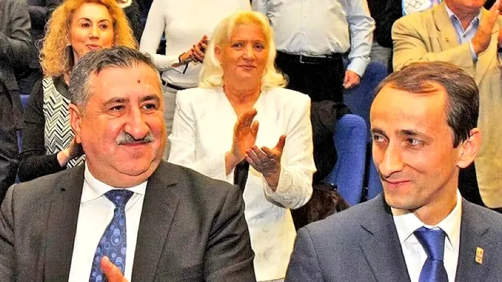 Comitetul Olimpic și Sportiv Român (COSR), condus de tandemul militar- președinte comisar șef de poliție Mihai Covaliu și secretar general colonel MApN în rezervă George Boroi, a devenit un sac fără fun unde statul pompează anual milioane de euro fără să se știe și pentru ce. ANS a pompat, în 5 ani, 85 de milioane de euro la COSR În ultimii cinci ani, adică din 2020 până în 2024, Agenția Națională pentru Sport (ANS) a virat în conturile COSR, atenția, 411.460.100 de lei, adică 85.000.000 de euro. Cei mai mulți bani au fost virați de ANS către COSR în 2024-129.441.861 de lei, în 2021-110.224.038 lei, în 2020-63.993.639 de lei, în 2022-54.840.334 de lei și în 2023-53.020.228 de lei. Practic, în anii jocurilor olimpice-2021 și 2024 s-au pompat cei mai mulți bani publici, prin ANS, în conturile COSR. Dar PUTEREA a semnalat că (https://www.puterea.ro/tandemul-militar-covaliu-boroi-a-tocat-si-ingropat-in-7-ani-peste-145-000-000-de-euro-de-la-cosr/) tandemul militar Covaliu-Boroi a tocat de când s-au cocoțat la șefia COSR peste 145.000.000 de euro. 6.500.000 de euro- o medalie olimpică Dacă ținem cont de faptul că la Jocurile Olimpice de vară de la Tokio din 2021, România a obținut 4 medalii, din care una de aur, iar la cele de la Paris 2024, 9 medalii, dintre care 3 de aur, reiese că țara noastră a cheltuit, în medie, circa 6.500.000 de euro pentru o medalie olimpică. Suma este uriașă dacă ne raportăm la cât se cheltuie pentru o medalie în alte țări cum ar fi Franța, Germania sau Ungaria. Dar, țările cu tradiții și performanțe olimpice n-au la conducere militari ca la COSR care sunt renumerați regește, adică comisarul șef de poliție Mihai Covaliu încasează lunar doar vreo 8.000 de euro pe lună, în timp ce, pensionarul militar George Boroi numai 4.300 de euro (Ce sume uriașe toacă lunar cei doi gropari militari din fruntea sportului olimpic românesc).