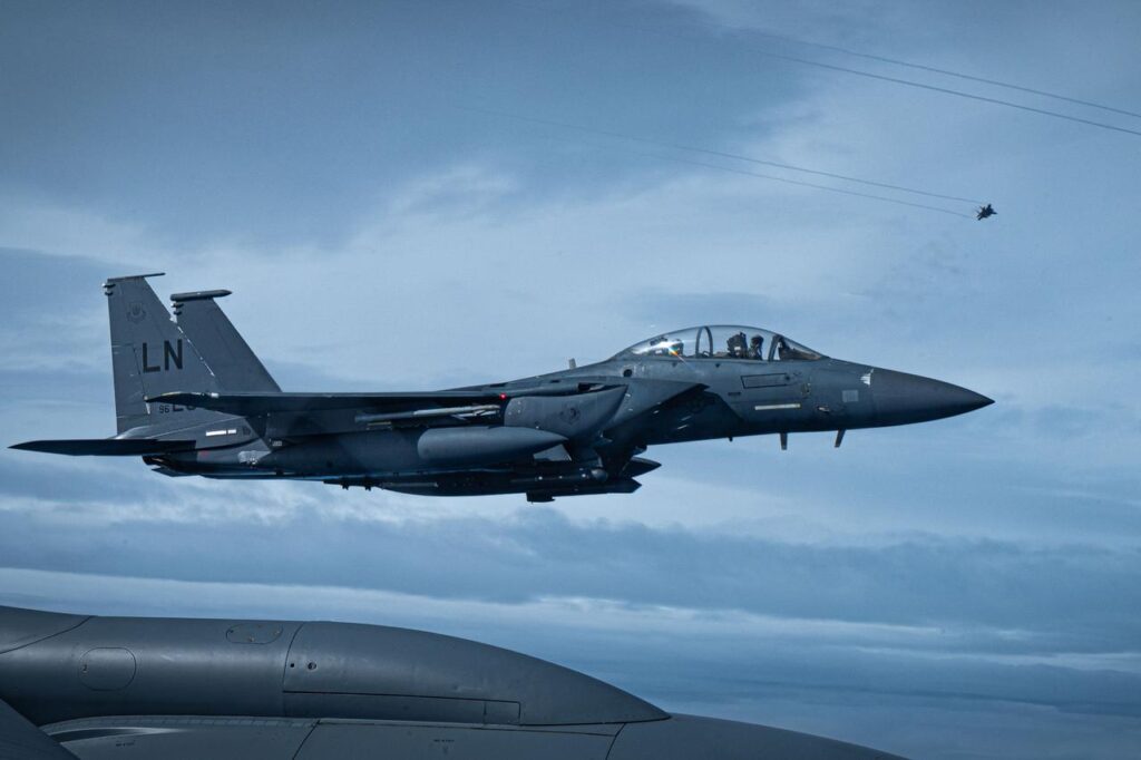 c-t-cost-s-formezi-un-pilot-de-f-16-n-rom-nia-suma-care-dep-e-te-greutatea-n-aur