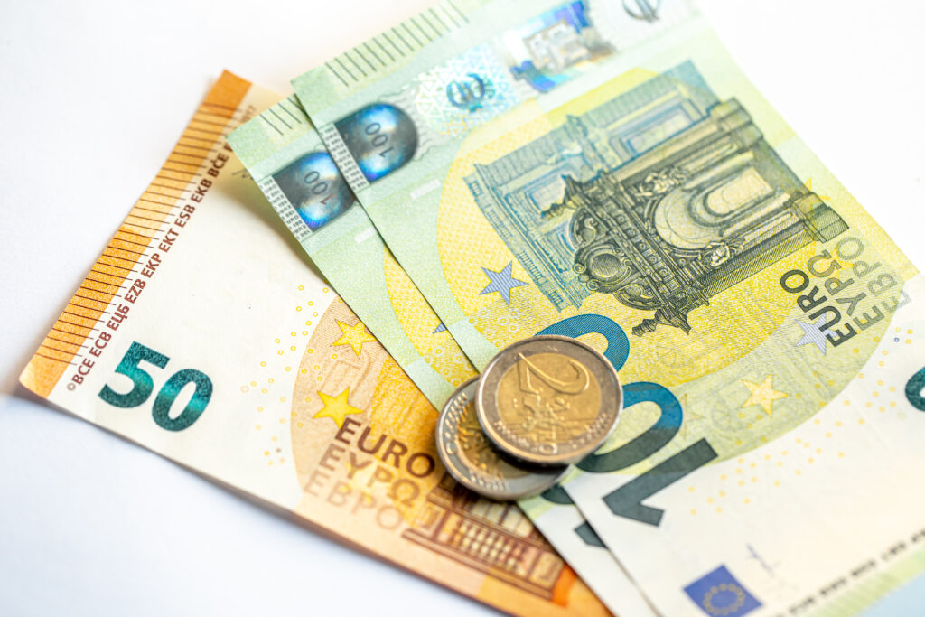 Bonusul de 35.000 de euro i s-a părut prea mic. A fost concediat și a câștigat încă 138.000 de euro