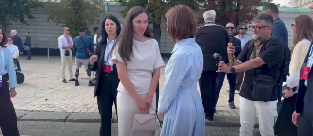 Mirabela Grădinaru, alături de Maia Sandu la Kiev. Cele două au fost surprinse la evenimentul organizat cu ocazia Ziua Independenței Ucrainei