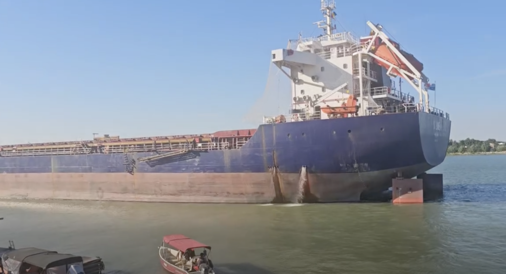 Navă cargo de 10.000 de tone, scăpată de sub control la Tulcea. A „ras” pontoanele de pe faleză și a lovit mai multe ambarcațiuni