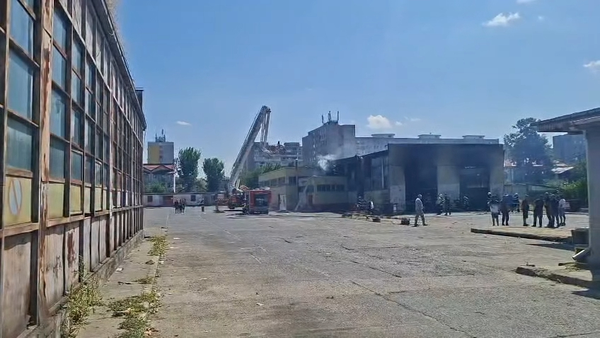 Incendiu la Autobaza STB Ferentari. Flăcările au cuprins și un autobuz din hală