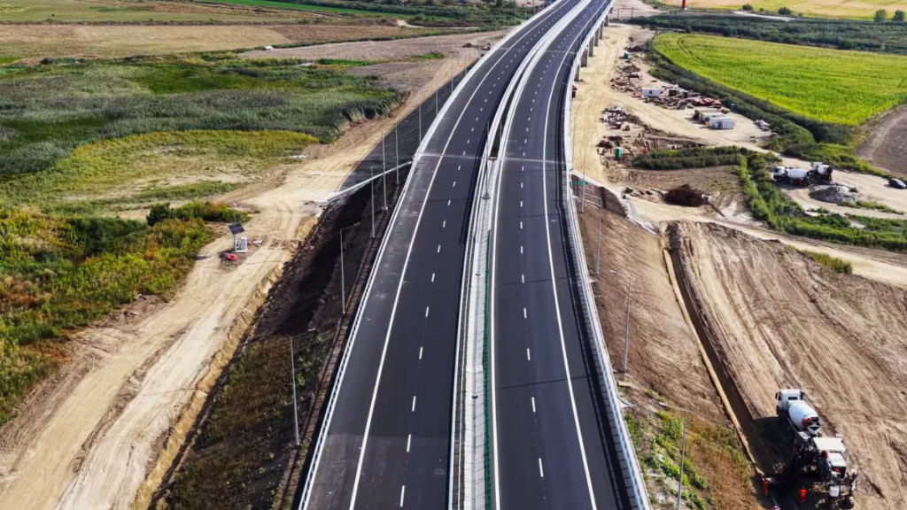 Se circulă pe autostradă din București până la Bacău. Ce se întâmplă cu loturile care pierd banii europeni