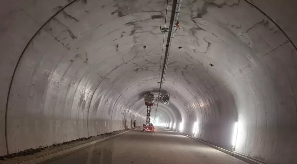(VIDEO) Imagini spectaculoase cu primul tunel forat din România. Secțiunea 4 din A1 Sibiu-Pitești se deschide în acest an