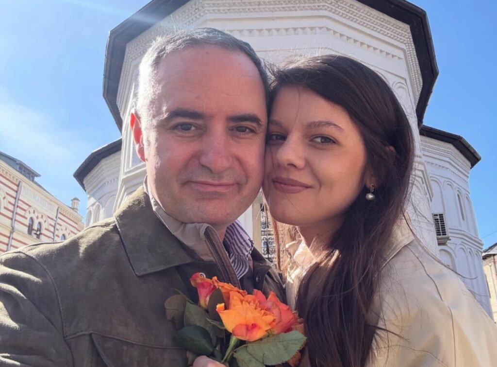 Ministrul Alexandru Nazare se căsătorește în acest weekend. Povestea de dragoste cu artista din Maramureș