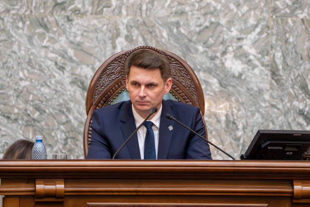 Coaliția politică „a murit” în luna mai, dar președintele Senatului încă rezistă! PSD și AUR se fac că nu văd ultima rezistență liberală din Parlament!