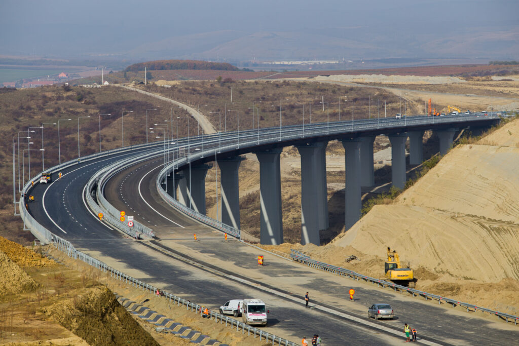(VIDEO) Imagini cu Autostrada Sibiu–Pitești: au început lucrările de asfaltare pe secțiunea Cornetu–Tigveni