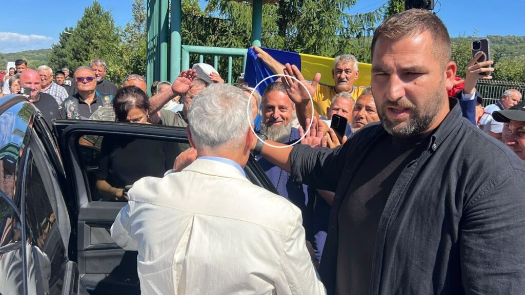 Călin Georgescu primit de un preot fals în Moldova. Fostul candidat la prezidențiale se afla în mijlocul turneului politic