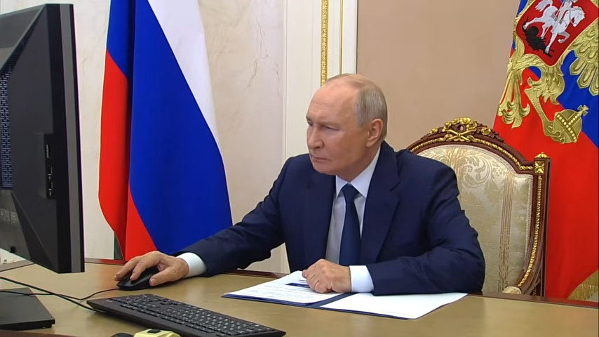 Imaginile cu Putin la votul online au devenit virale Rusia se laudă cu avans tehnologic, însă președintele are mouse cu fir
